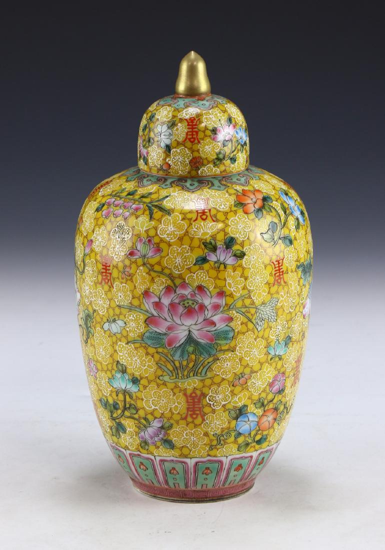 A FINE CHINESE FAMILLE ROSE PORCELAIN LIDDED VASE (1 of 5)