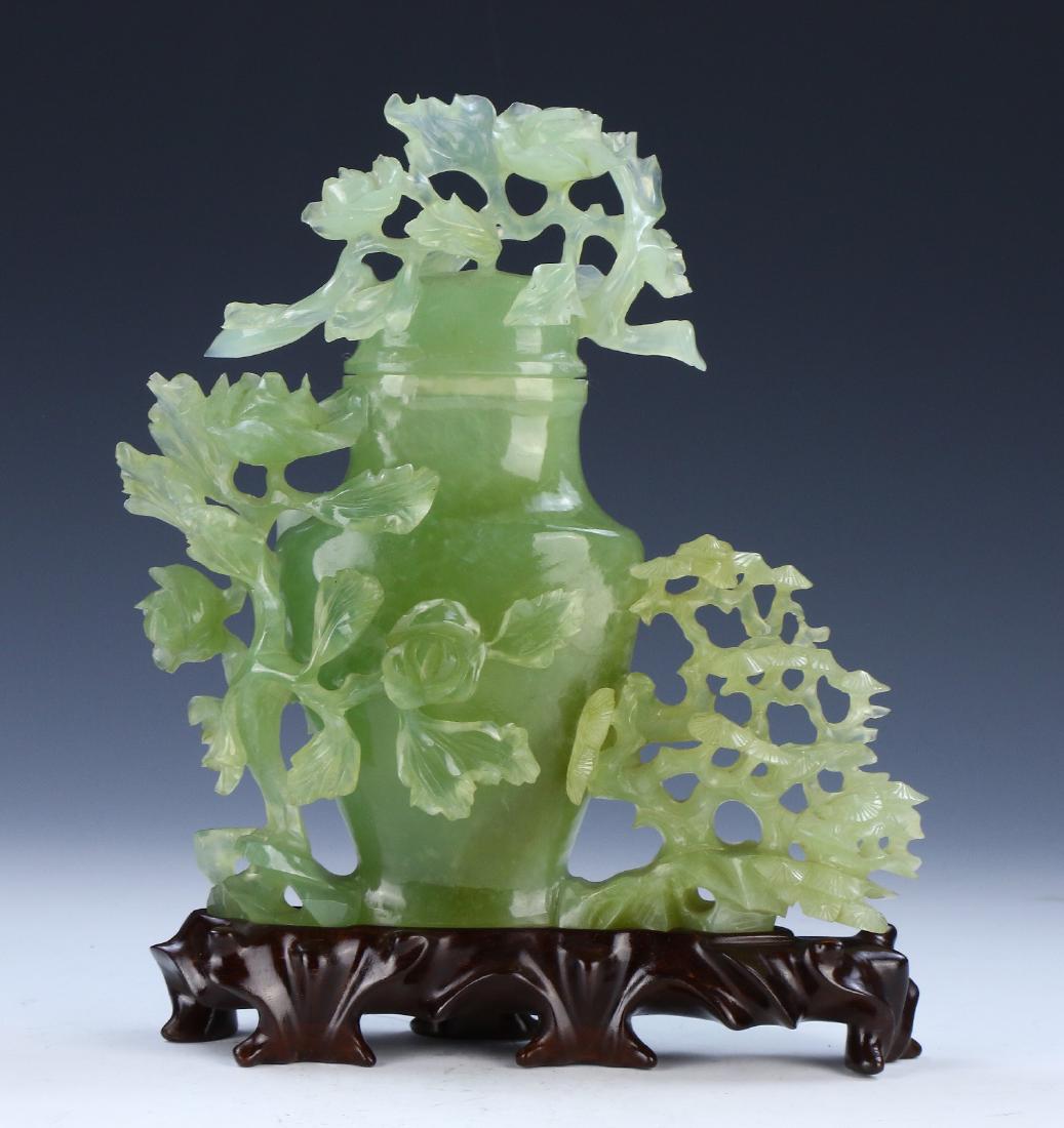 A CHINESE LIDDED SERPENTINE JADE VASE (1 of 6)