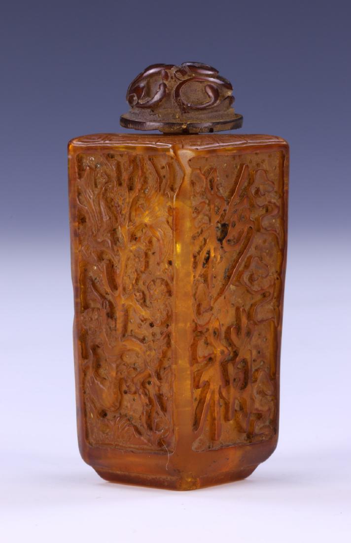 A CHINESE CARVED SNUFF BOTTLE (1 of 3)
