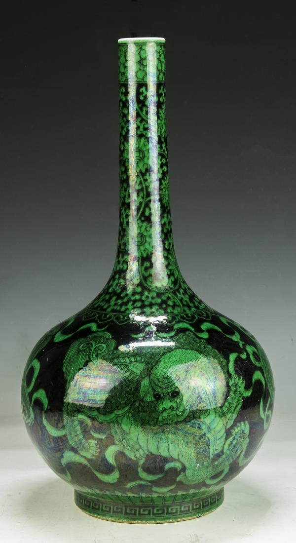 A Chinese Porcelain Vase (1 of 4)