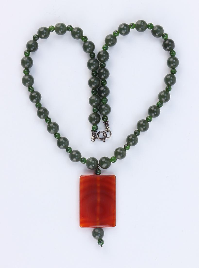 A SPINACH JADE BEAD NECKLACE WITH CARNELIAN AGATE (1 of 2)