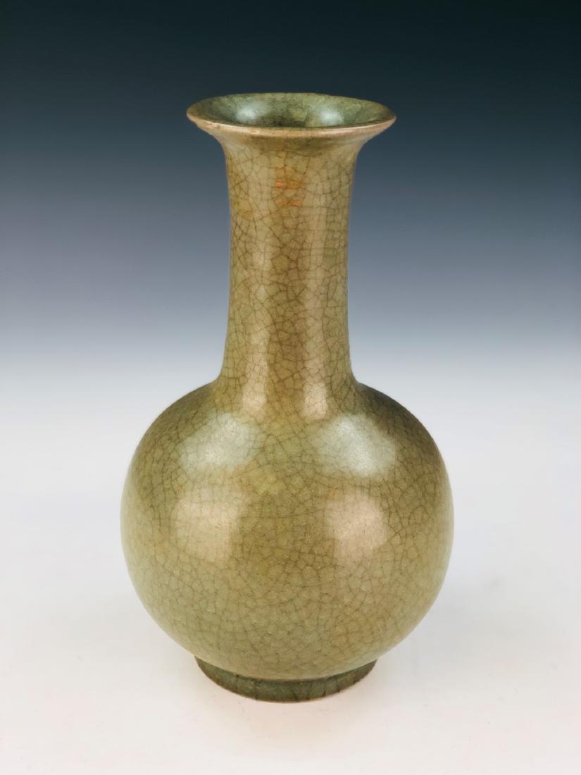 A CHINESE CELADON GLAZE LONG NECK PORCELAIN VASE (1 of 3)