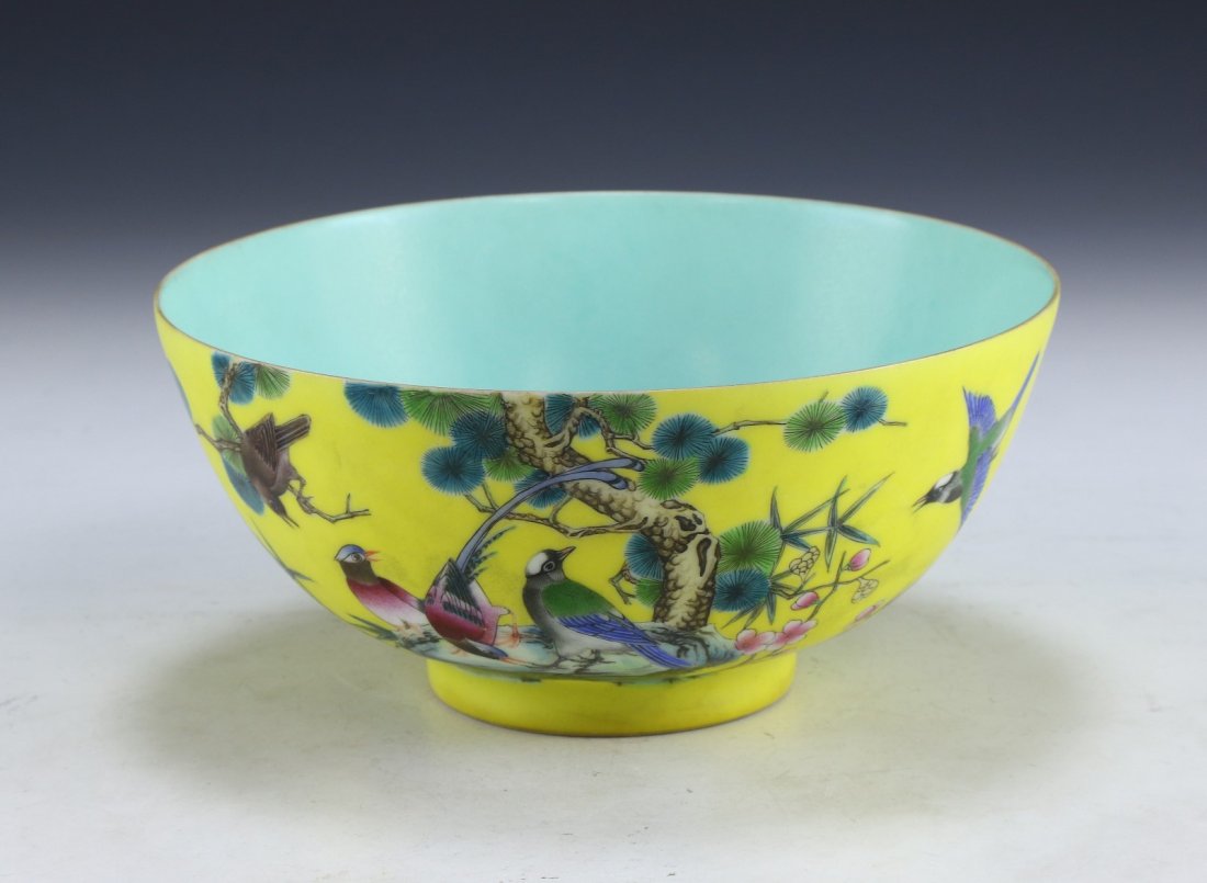 A CHINESE ANTIQUE FAMILLE ROSE YELLOW GLAZED PORCELAIN (1 of 5)