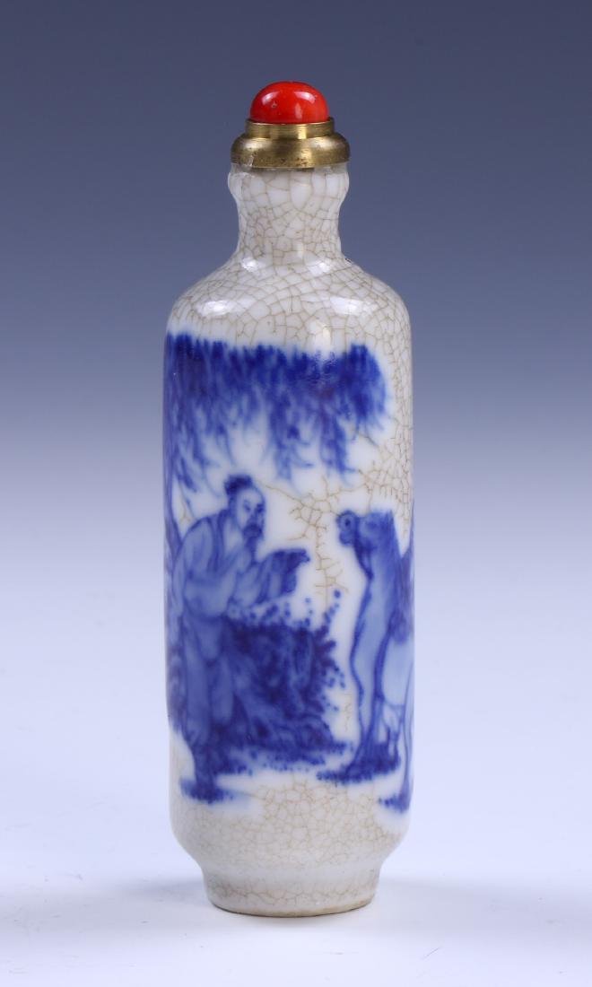 A CHINESE BLUE & WHITE PORCELAIN SNUFF BOTTLE (1 of 3)
