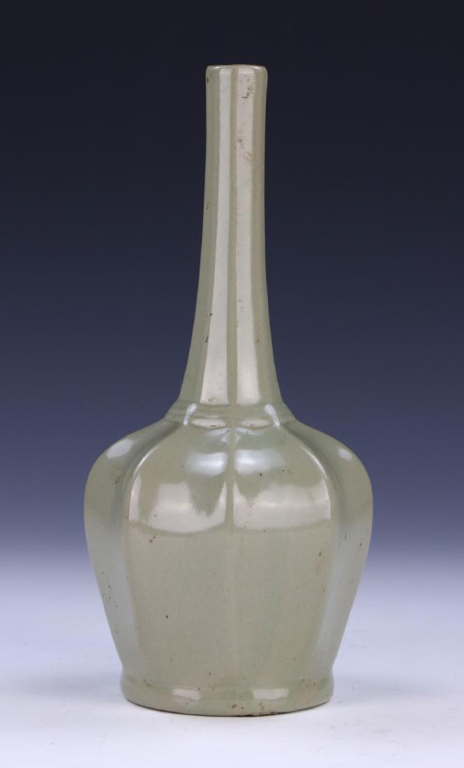 A CHINESE CELADON GLAZED PORCELAIN VASE (1 of 5)