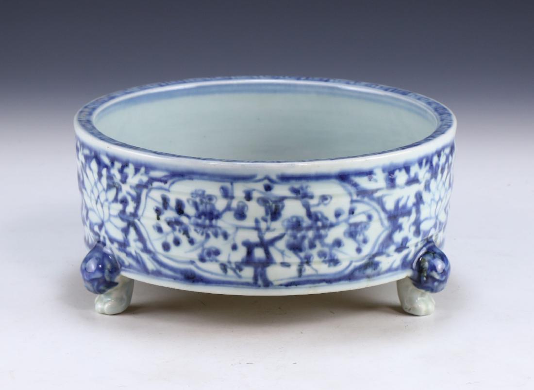 A CHINESE BLUE & WHITE TRIPOD PORCELAIN CENSER (1 of 5)