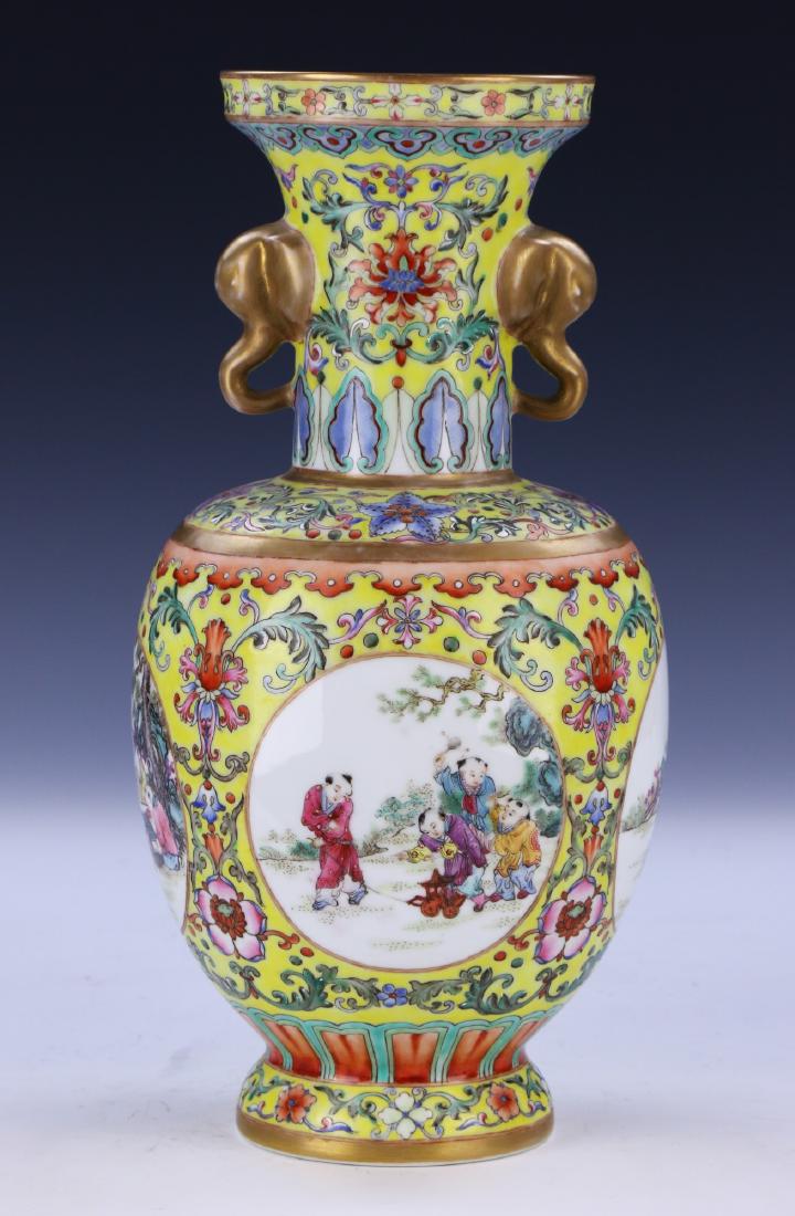 A MAGNIFICENT CHINESE FAMILLE ROSE PORCELAIN VASE (1 of 7)