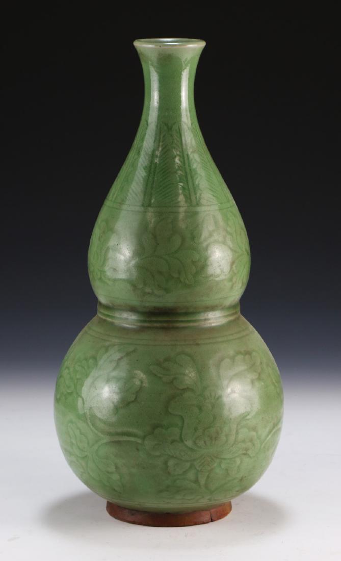 A BIG CHINESE LONGQUAN GLAZED PORCELAIN VASE (1 of 5)