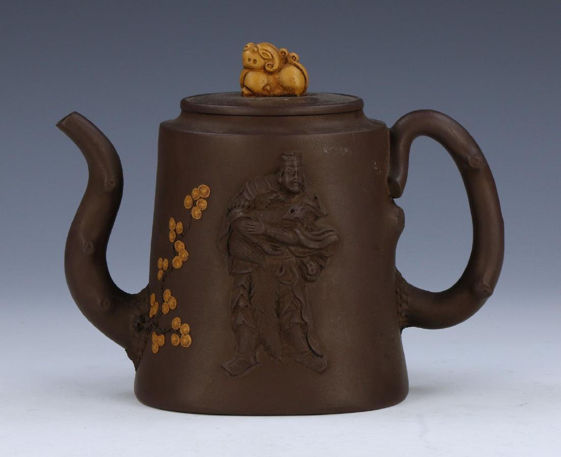 A CHINESE YIXING ZISHA TEAPOT (1 of 6)