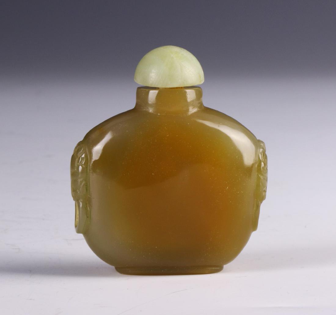 A CHINESE AGATE SNUFF BOTTLE (1 of 3)