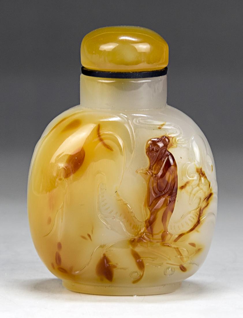 A CHINESE AGATE SNUFF BOTTLE (1 of 4)