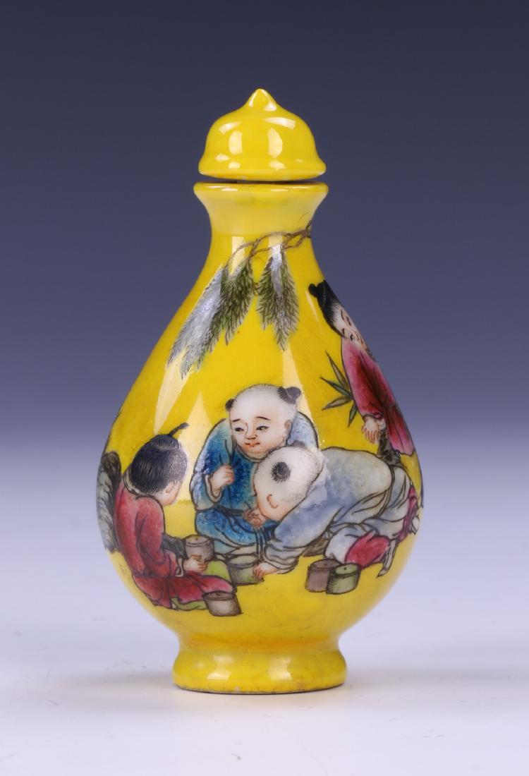 A CHINESE FAMILLE ROSE PORCELAIN SNUFF BOTTLE (1 of 3)