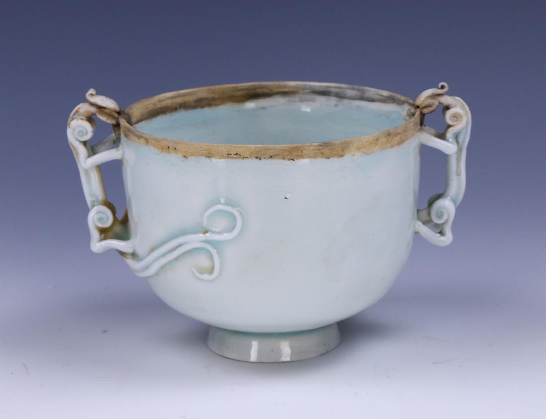 A CHINESE CELADON GLAZED PORCELAIN CUP (1 of 4)