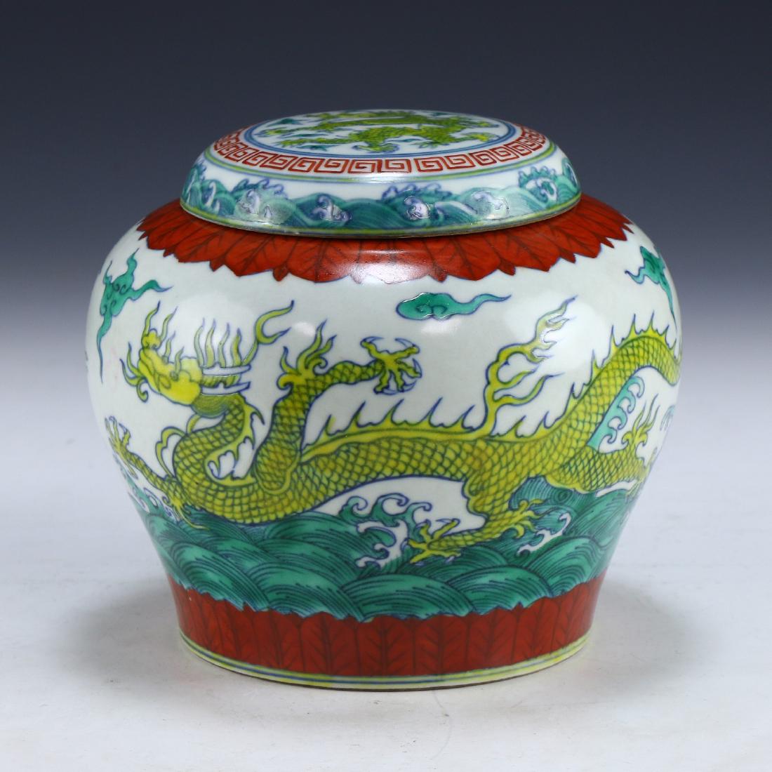 A CHINESE DOUCAI PORCELAIN LIDDED JAR (1 of 5)