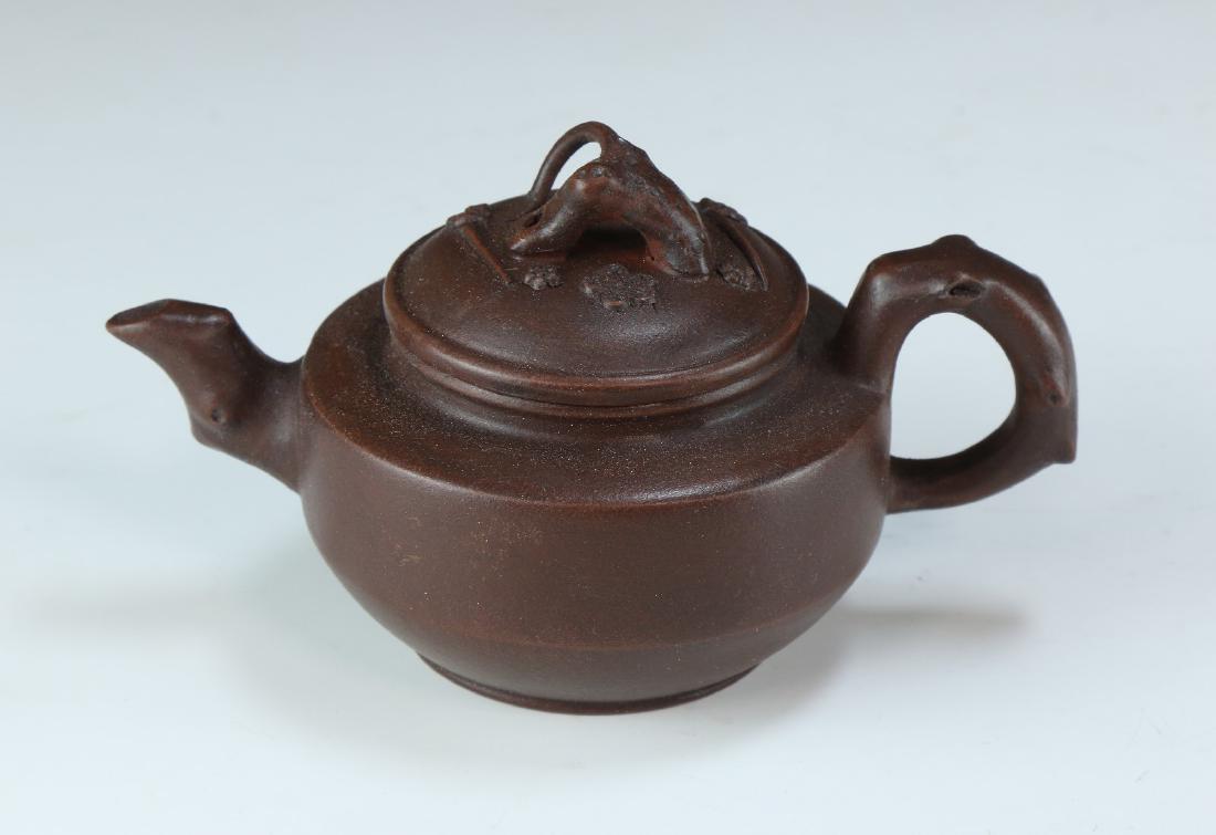 A CHINESE YIXING ZISHA TEAPOT (1 of 5)