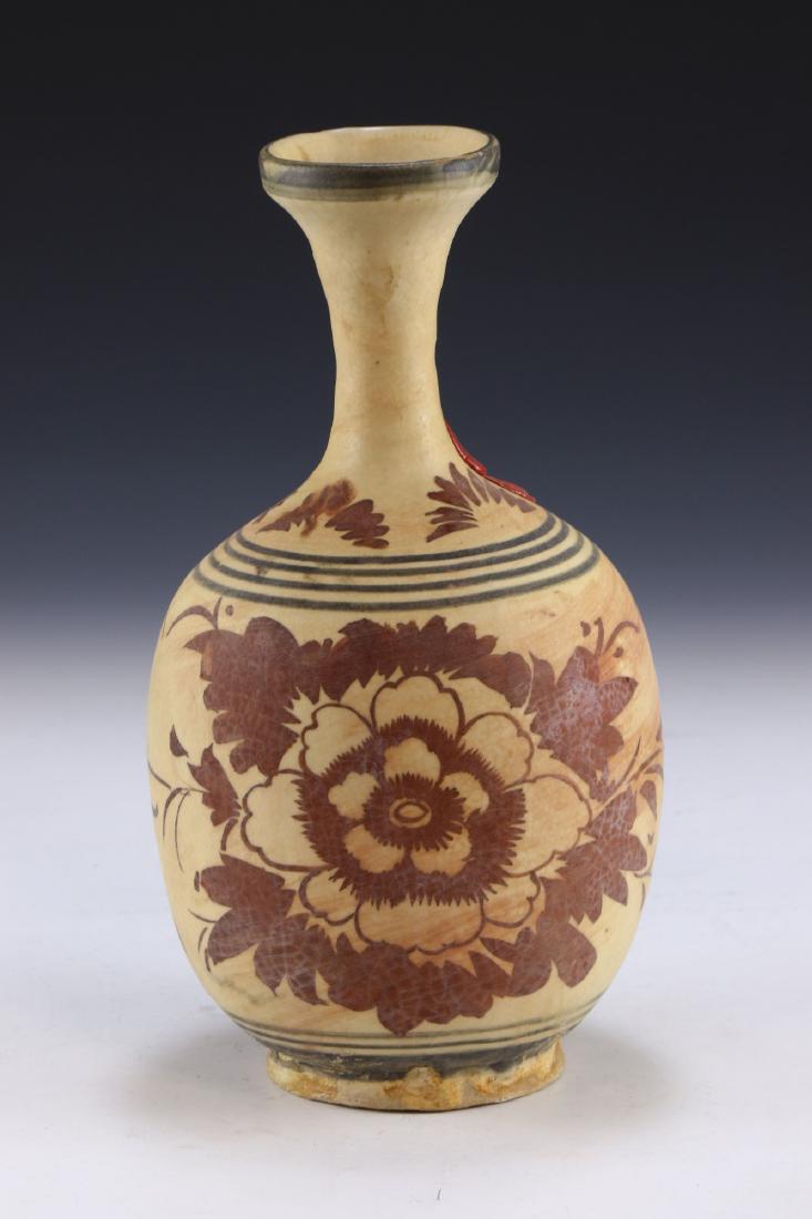A CHINESE POLYCHROME PORCELAIN VASE (1 of 4)