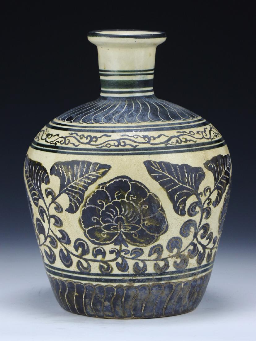 A Chinese JIZHOU YAO Vase (1 of 3)