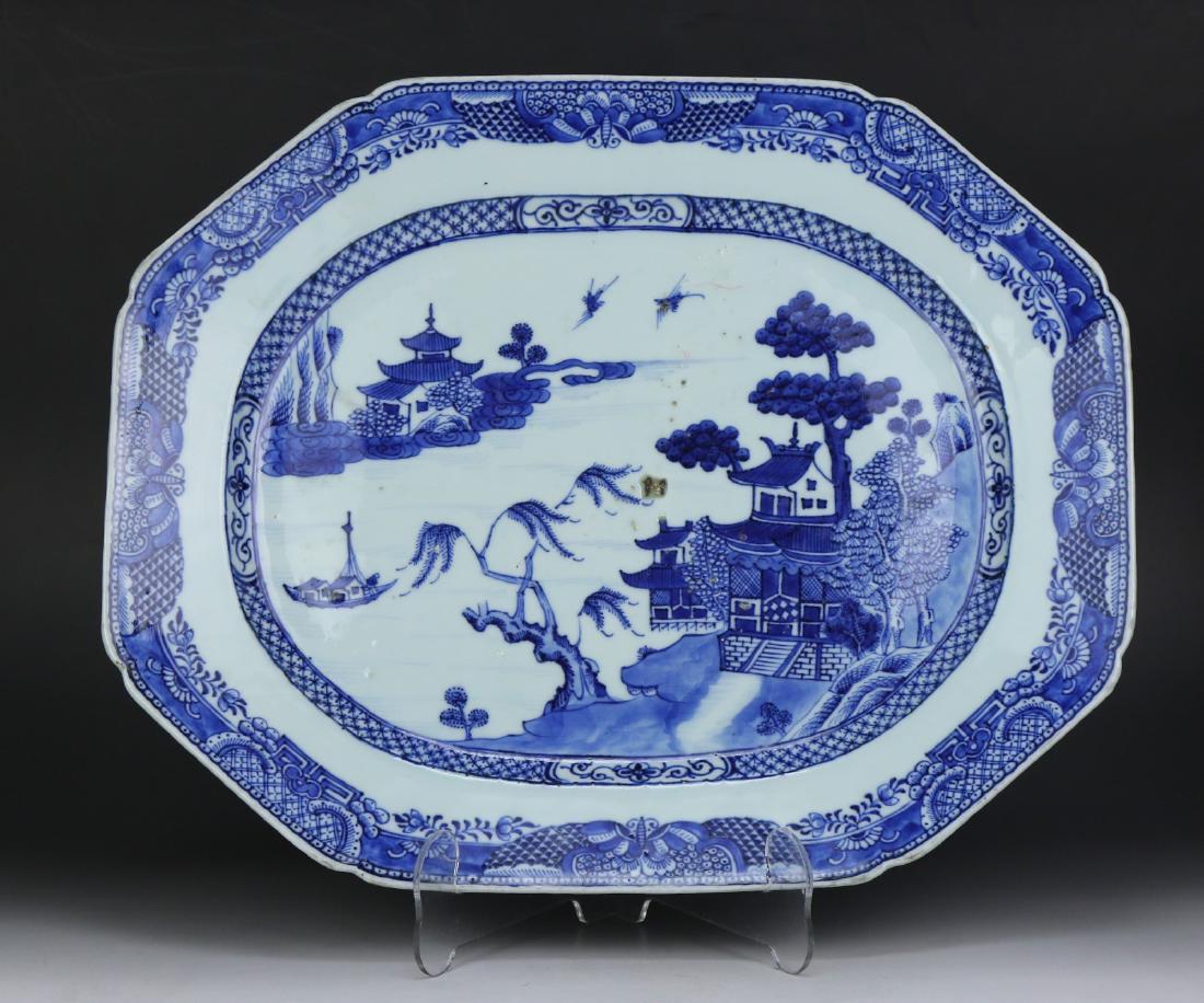A CHINESE EXPORT BLUE & WHITE PORCELAIN PLATTER (1 of 2)
