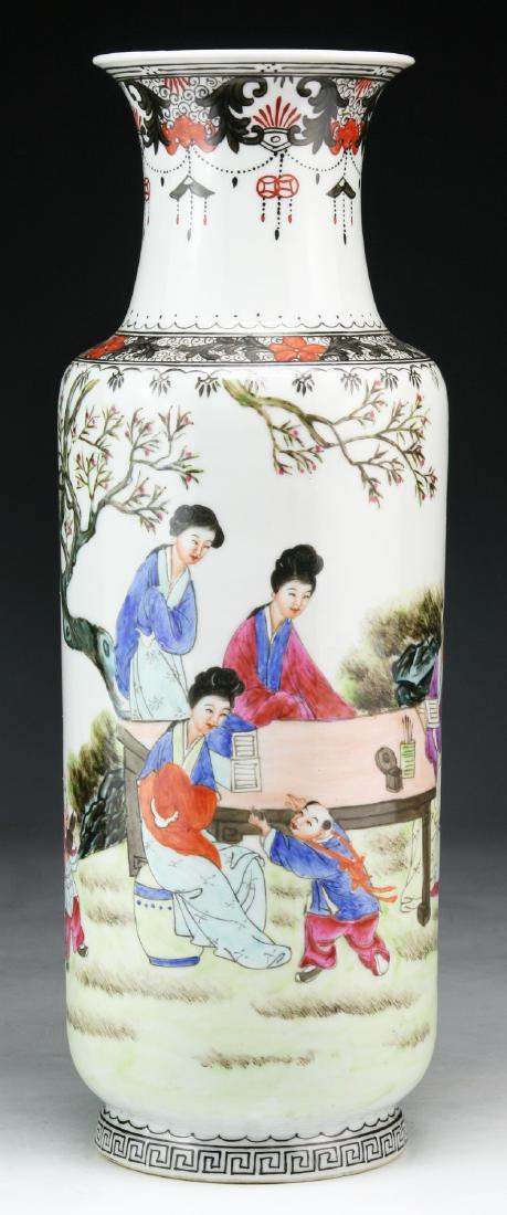 A CHINESE FAMILLE ROSE PORCELAIN VASE (1 of 5)
