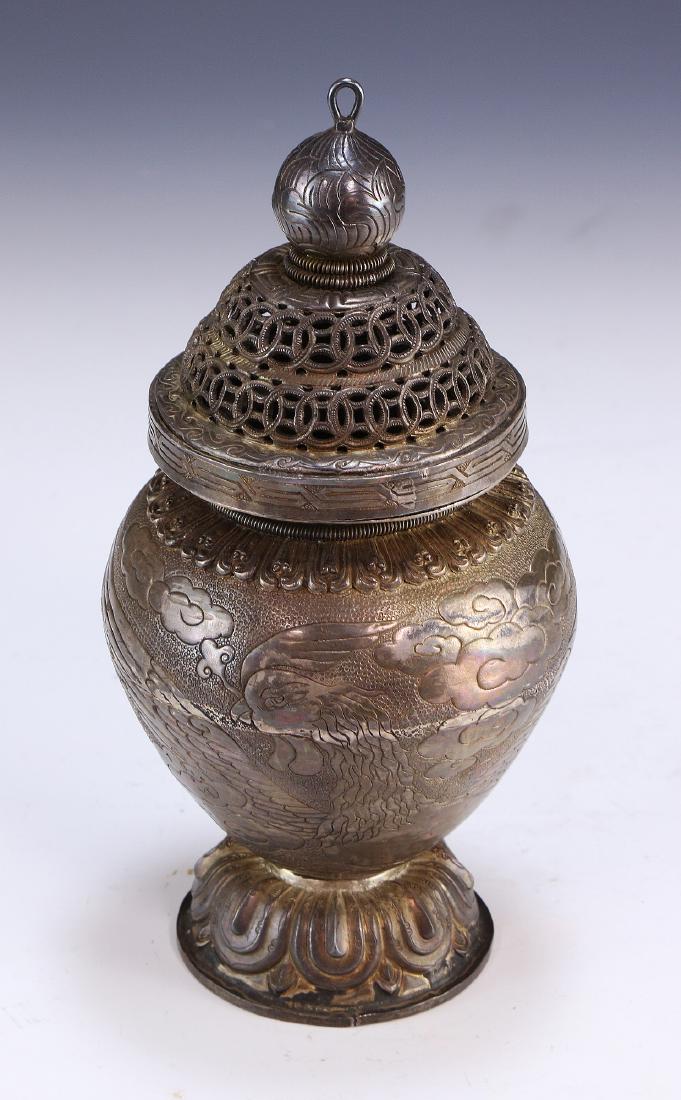 A CHINESE LIDDED BRONZE VASE (1 of 6)