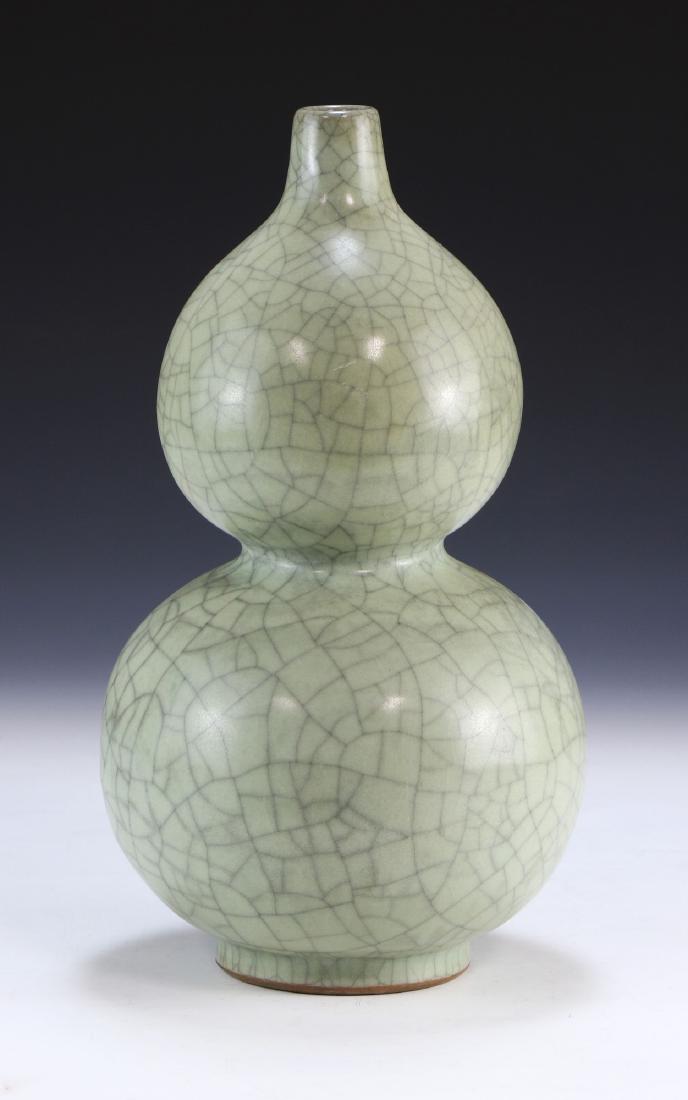 A CHINESE CELADON GLAZED PORCELAIN VASE (1 of 4)