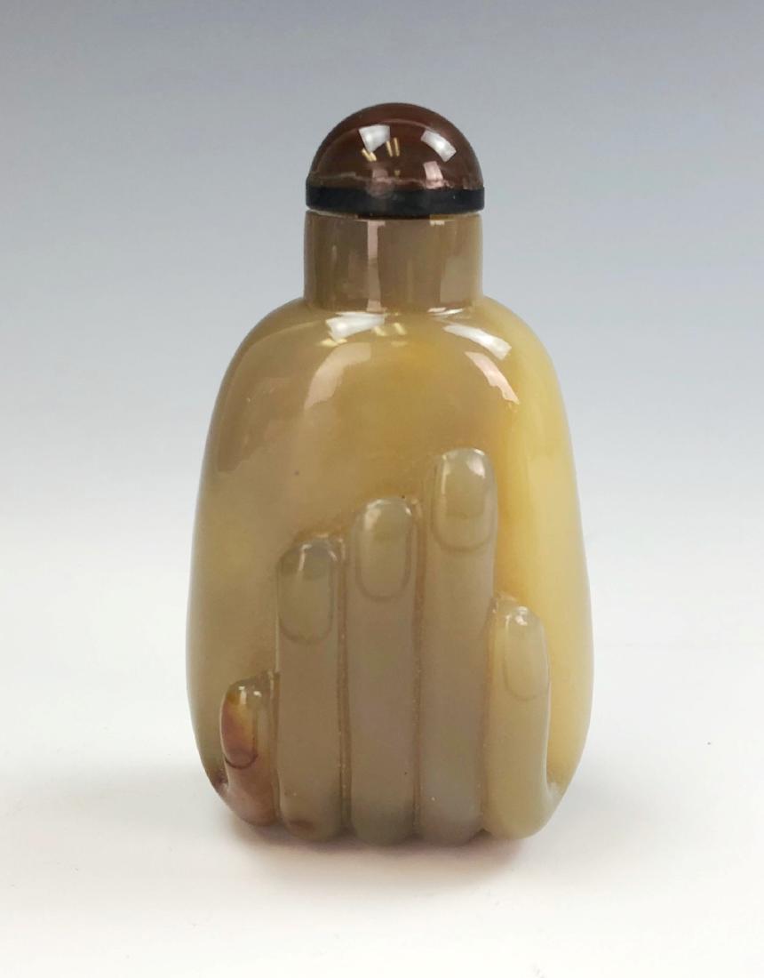 A CHINESE AGATE SNUFF BOTTLE (1 of 3)