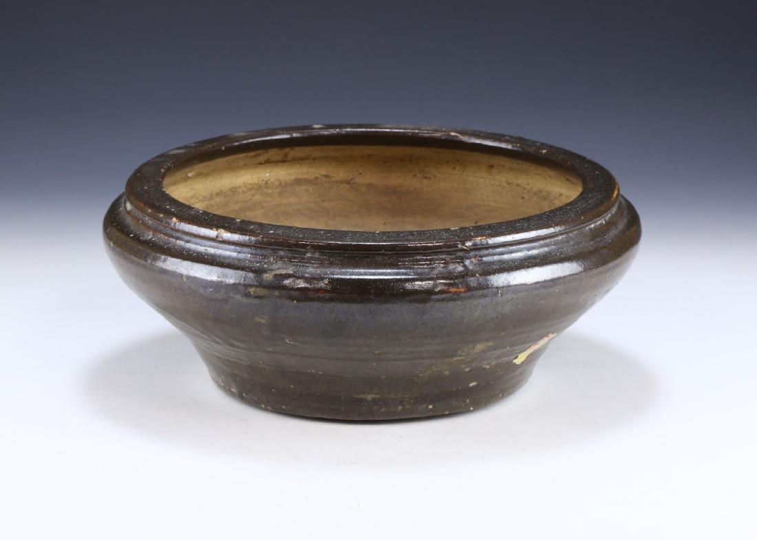 A BIG CHINESE BROWN GLAZED PORCELAIN JAR (1 of 3)