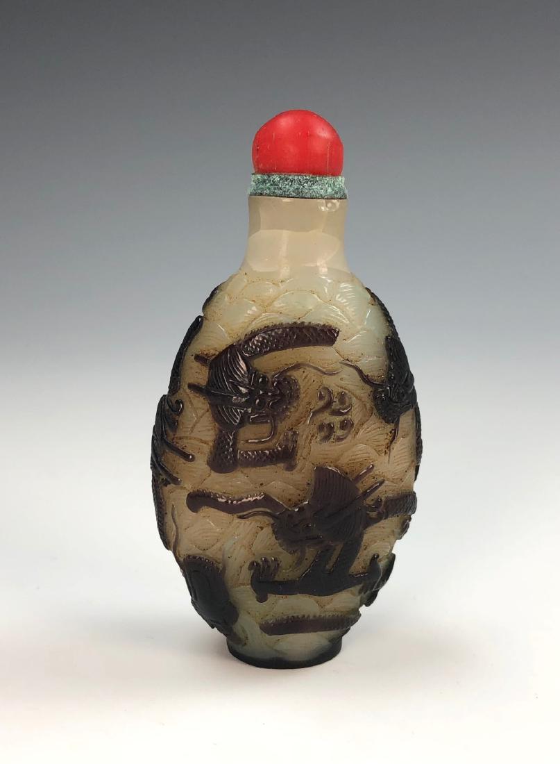 A CHINESE OVERLAY PEKING GLASS SNUFF BOTTLE (1 of 2)