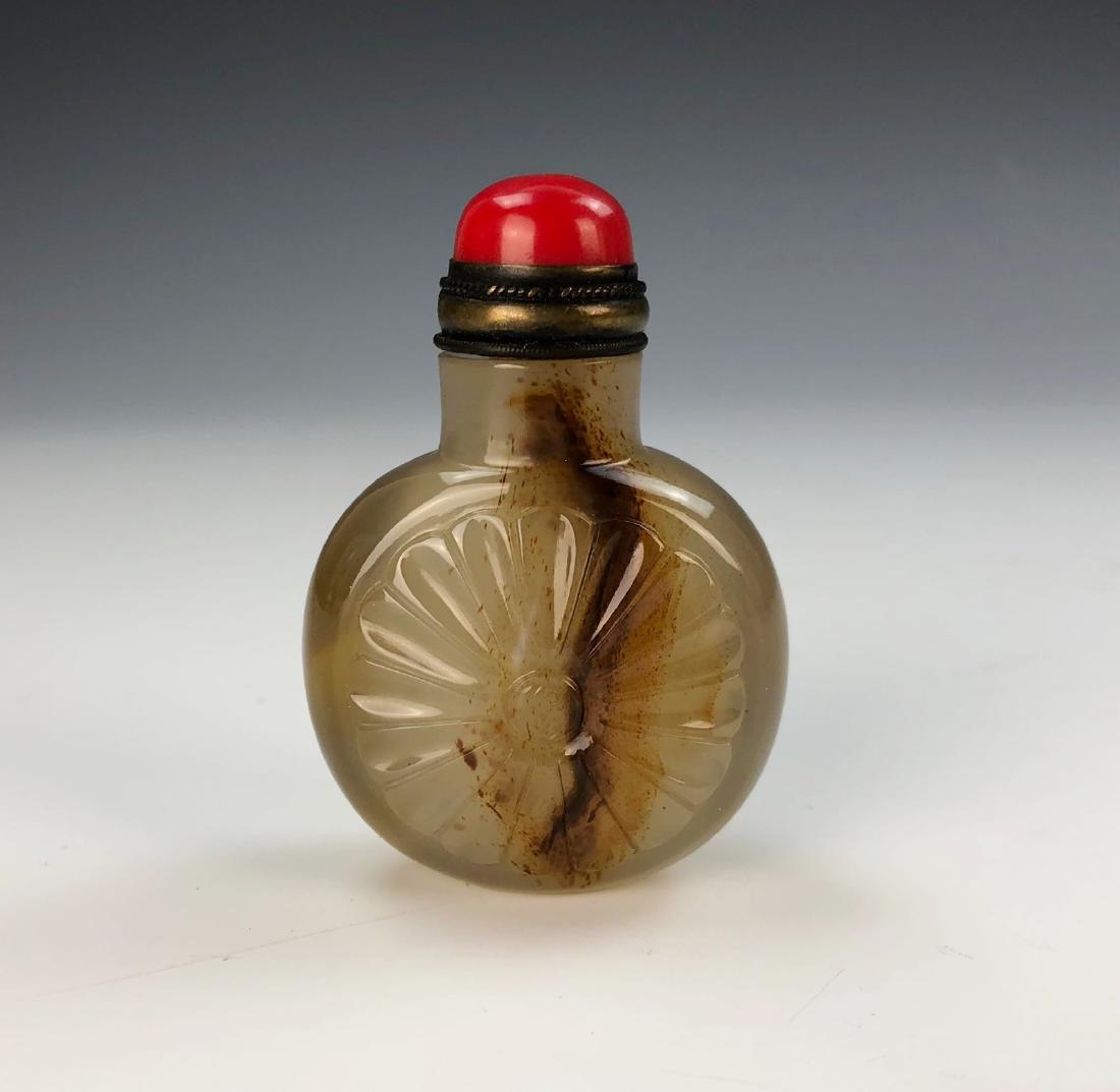 A CHINESE AGATE SNUFF BOTTLE (1 of 2)