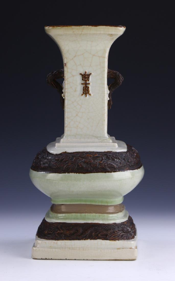 A CHINESE GE GLAZED PORCELAIN VASE (1 of 7)
