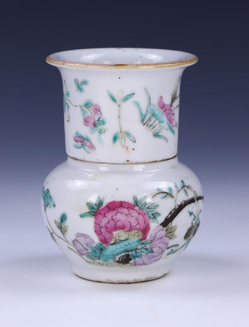 A CHINESE FAMILLE ROSE LIDDED PORCELAIN VASE (1 of 5)