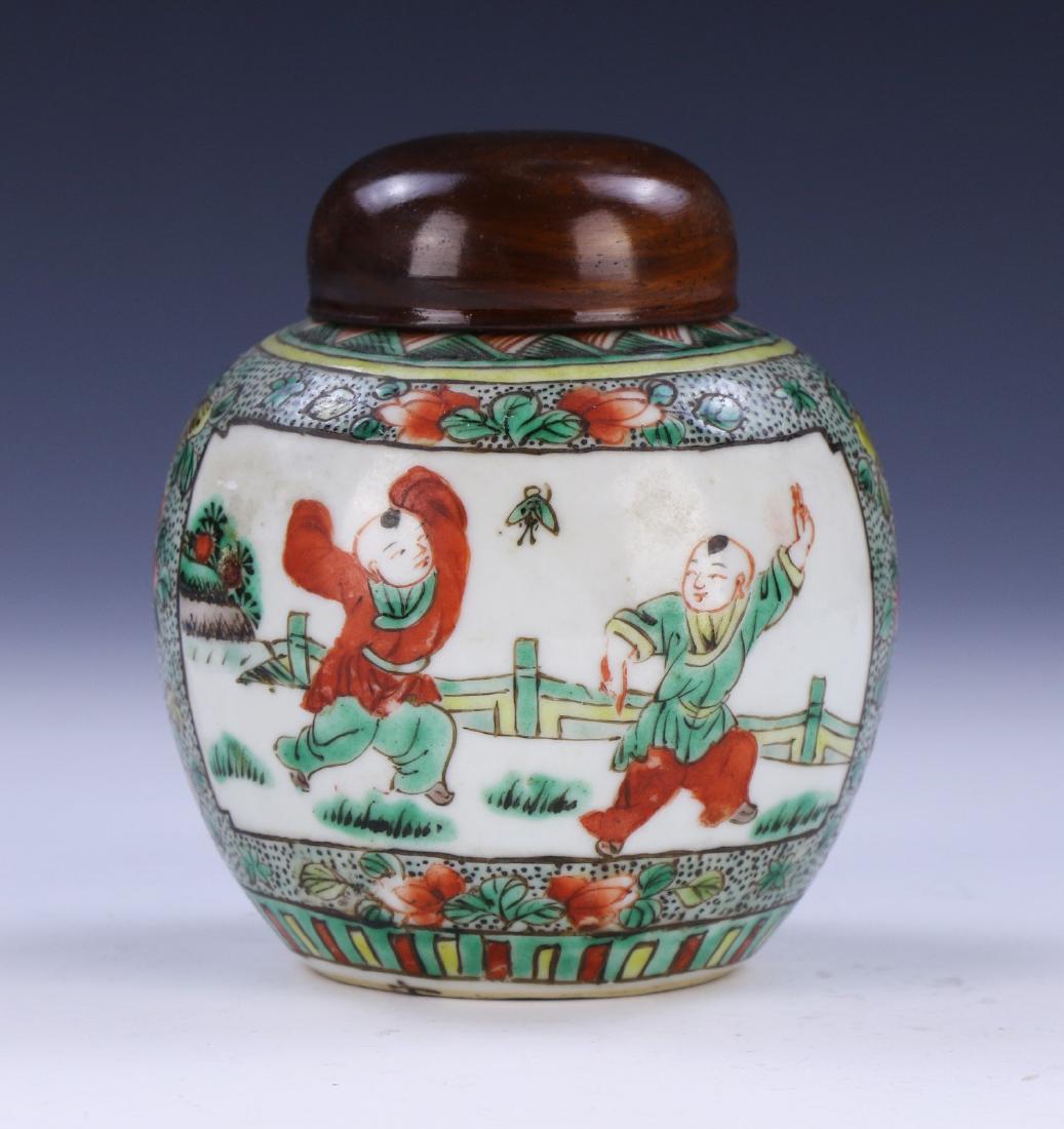 A CHINESE FAMILLE VERTE LIDDED PORCELAIN VASE (1 of 4)