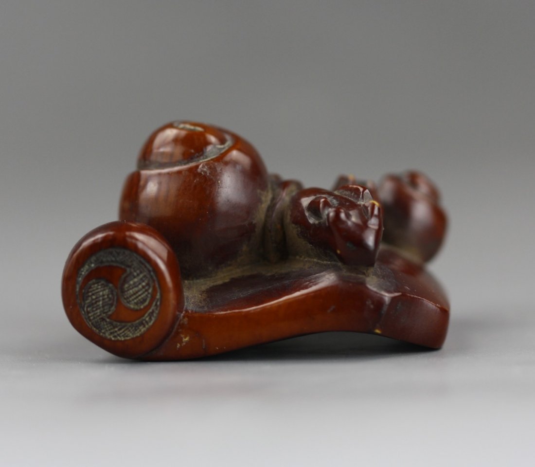 An Antique Ivory Netsuke: Snails: An Antique Ivory Netsuke: Two snails resting with their heads out of the shells, signed on the base; Size: L: 1-5/8"