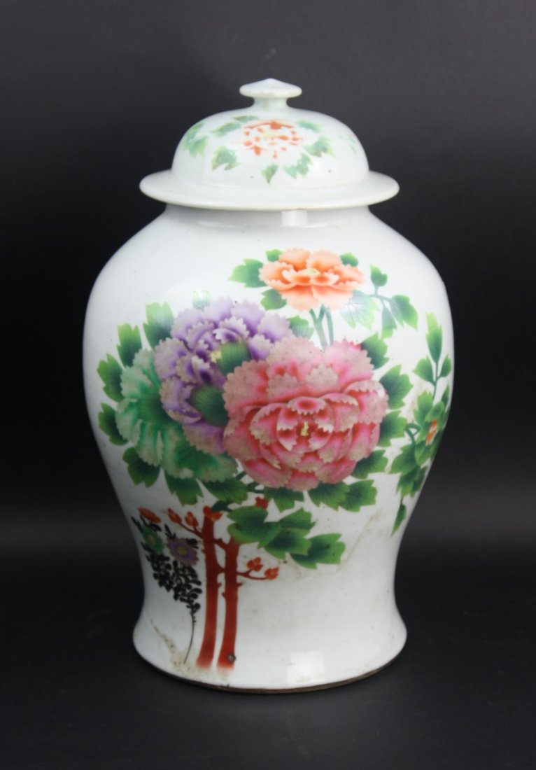A Big Chinese Famille Rose Porcelain Vase W Cover: A Big Chinese Famille Rose Porcelain Vase With Cover: of Minguo period; Size: H: 15-1/8"