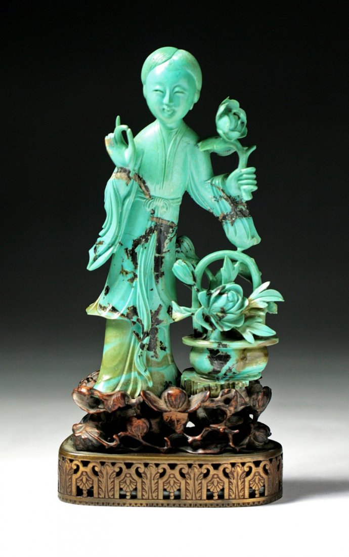 A Fine Chinese Carved Mid-Qing Turquoise Beauty On Stan: 清 綠松石雕持花仕女立像 A Fine Chinese Carved Mid-Qing Turquoise Beauty On Stand: well carved as a beauty standing in layered and flow