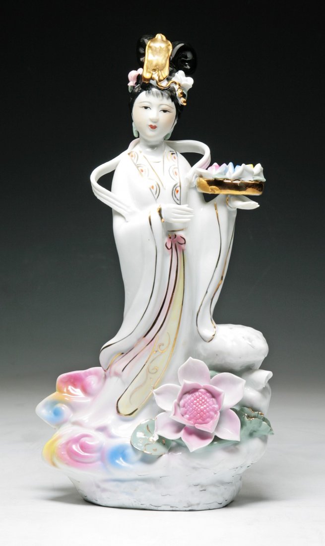 A Chinese Antique Famille Rose Porcelain Beauty: A Chinese Antique Famille Rose Porcelain Beauty: of Minguo period; Size: H: 11-3/4"
