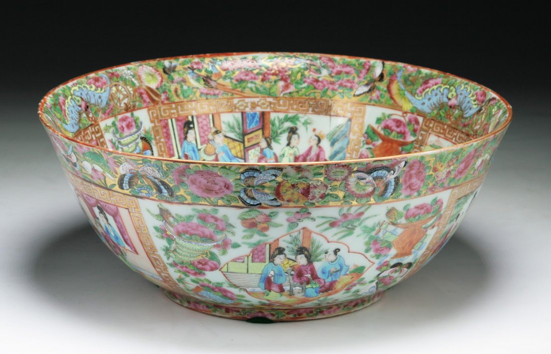 A Big Chinese Antique Qianlong Rose Medallion Porcelain