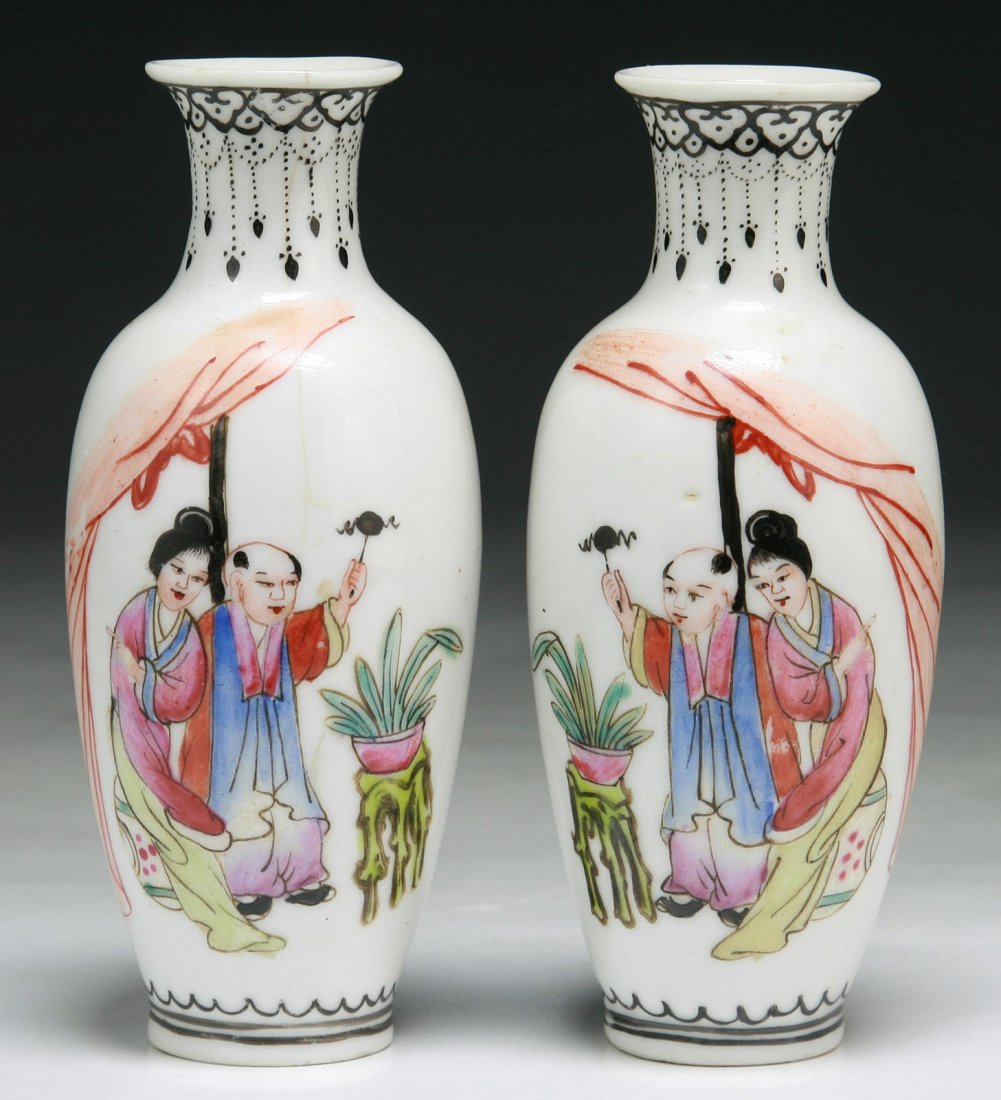 Pair of Chinese Antique Famille Rose Porcelain Vases: Pair of Chinese Antique Famille Rose Porcelain Vases: of Minguo Period; Size: H: 5"