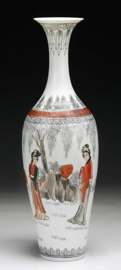 A Chinese Antique Famille Rose Porcelain Vase: A Chinese Antique Famille Rose Porcelain Vase: of Minguo Period; Size: H: 13-3/4"