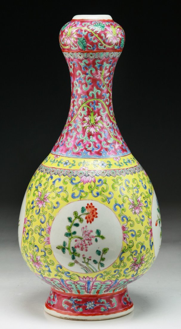 A Chinese Antique Famille Rose Porcelain Vase