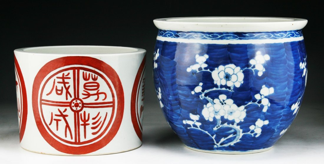 Two (2) Chinese Antique Porcelain Jars: Two (2) Chinese Antique Porcelain Jars: both of Minguo period; Size: D: 10-1/2"; H: 9" (biggest)