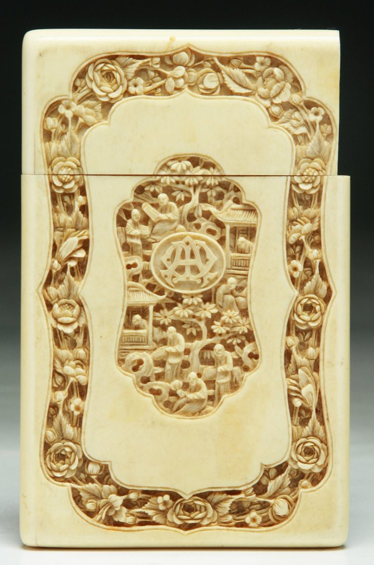 A Chinese Antique Carved Export Ivory Card Case: 清 外銷象牙名片盒 A Chinese Antique Carved Export Ivory Card Case: of Qing Dynasty; Size: H: 4-1/2"