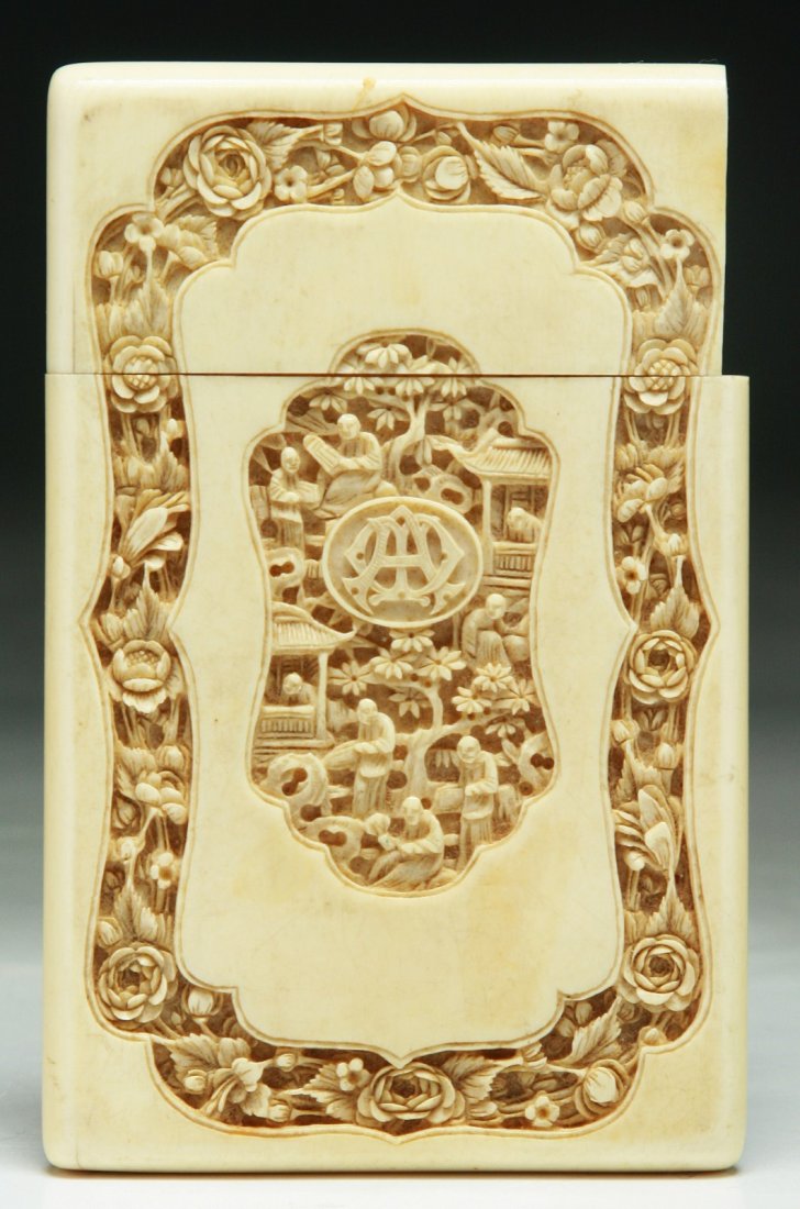 A Chinese Antique Carved Export Ivory Card Case: 清外銷象牙名片盒 A Chinese Antique Carved Export Ivory Card Case: of Qing Dynasty; Size: H: 4-1/2"