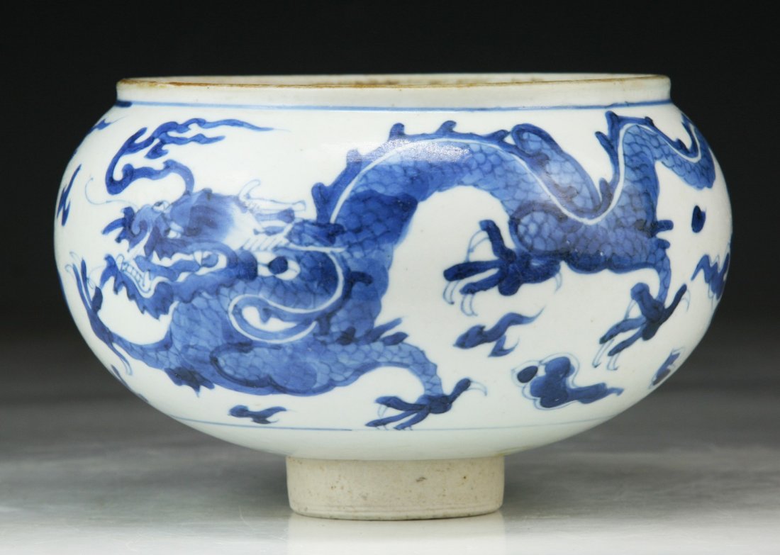 A Chinese Antique Blue & White Porcelain Jar: A Chinese Antique Blue & White Porcelain Jar: of Late Ming Dynasty; Size: D: 6"