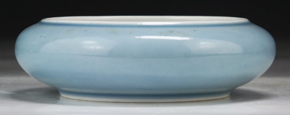 A Chinese Antique Blue & White Porcelain Washer: A Chinese Antique Blue & White Porcelain Washer: signed with circle mark on the base and of Middle Qing Dynasty; Size: D: 5-1/4"