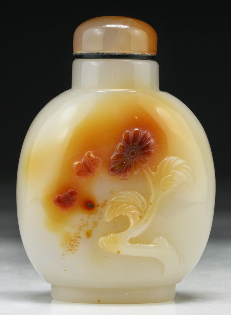 A Chinese Agate Carved Snuff Bottle (1 of 4)