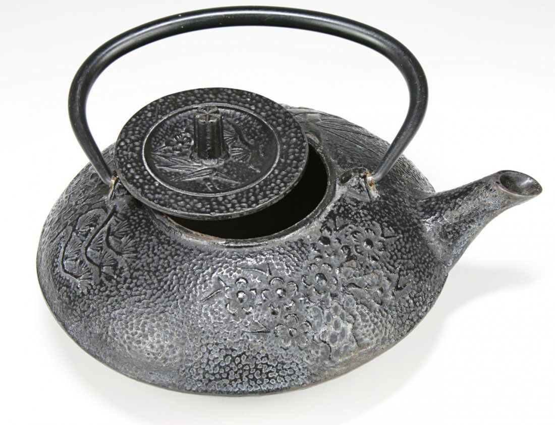 A Japanese Antique Iron Teapot (1 of 2)