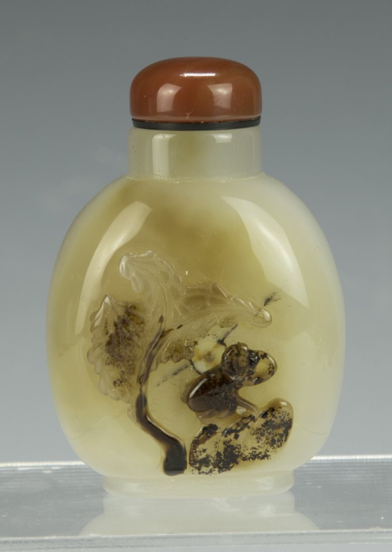 A Chinese Cameo Carved Agate Snuff Bottle (1 of 4)