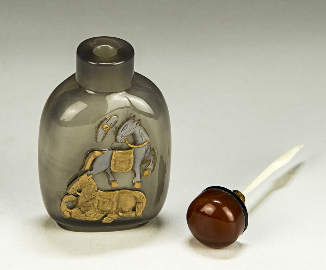 A Chinese Antique Agate Snuff Bottle (1 of 4)