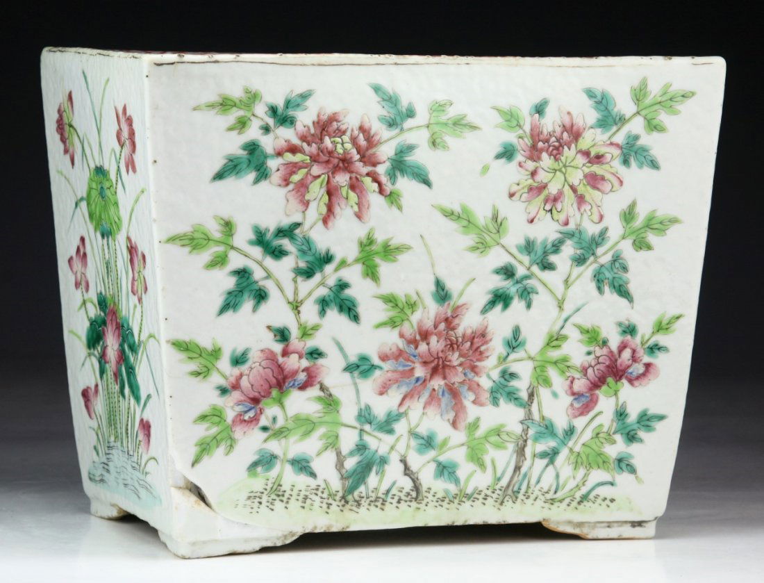 A Chinese Antique Famille Rose Porcelain Vase (1 of 4)